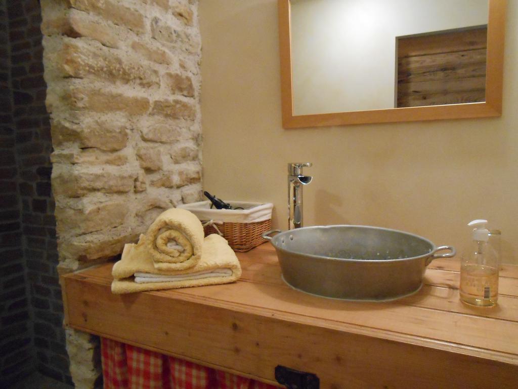 Les Grands Pres Bed & Breakfast Geney Cameră foto
